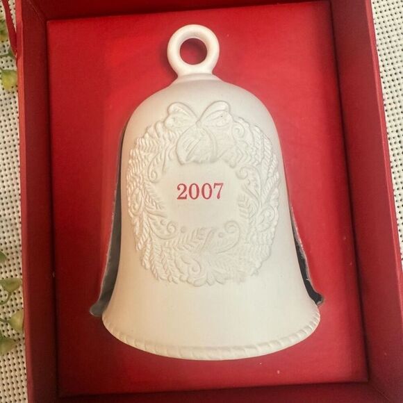 Hallmark Porcelain Dated Bell 2007 Collector’s Ornament Wreath Christmas NEW - Picture 4 of 9